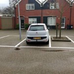 Moderne auto te groot voor parkeervak | Douwe De Beer Occasions Moderne auto te groot voor parkeervak | Douwe De Beer Occasions